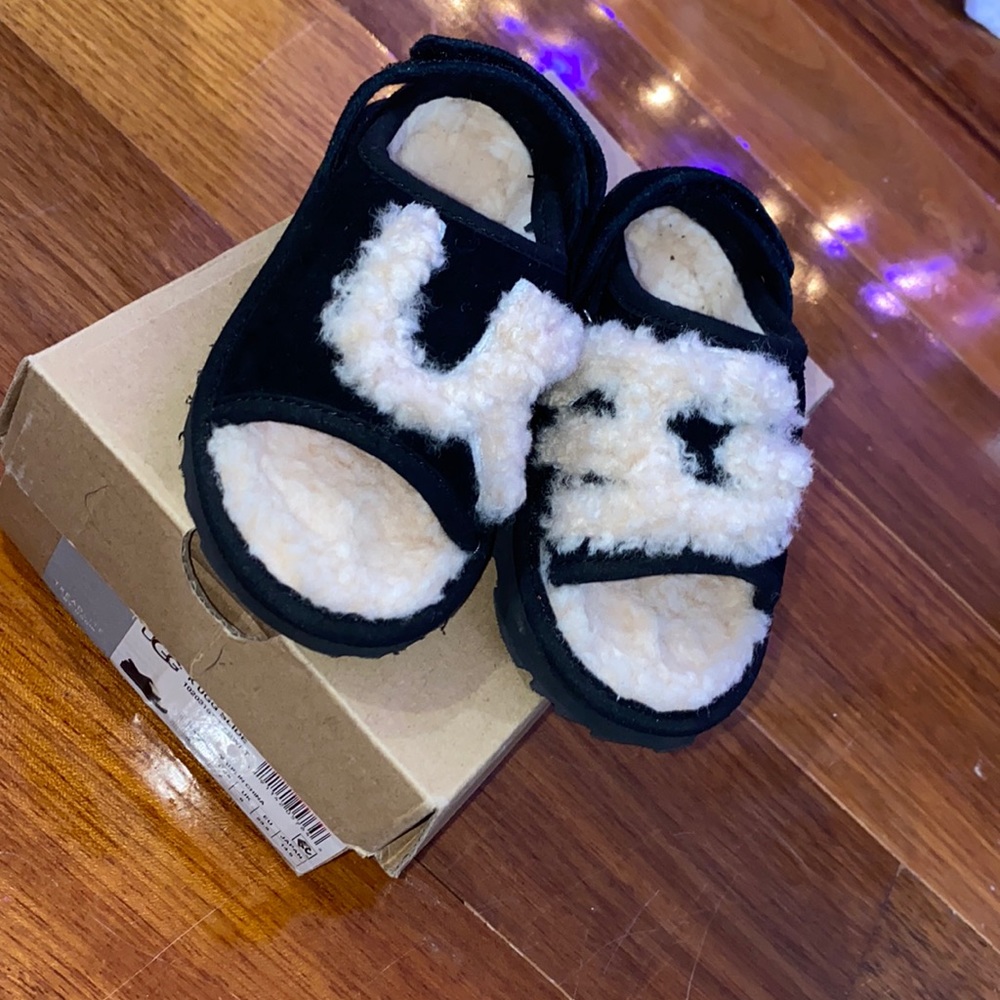 Barely worn toddler size 7 comfy ugg slides